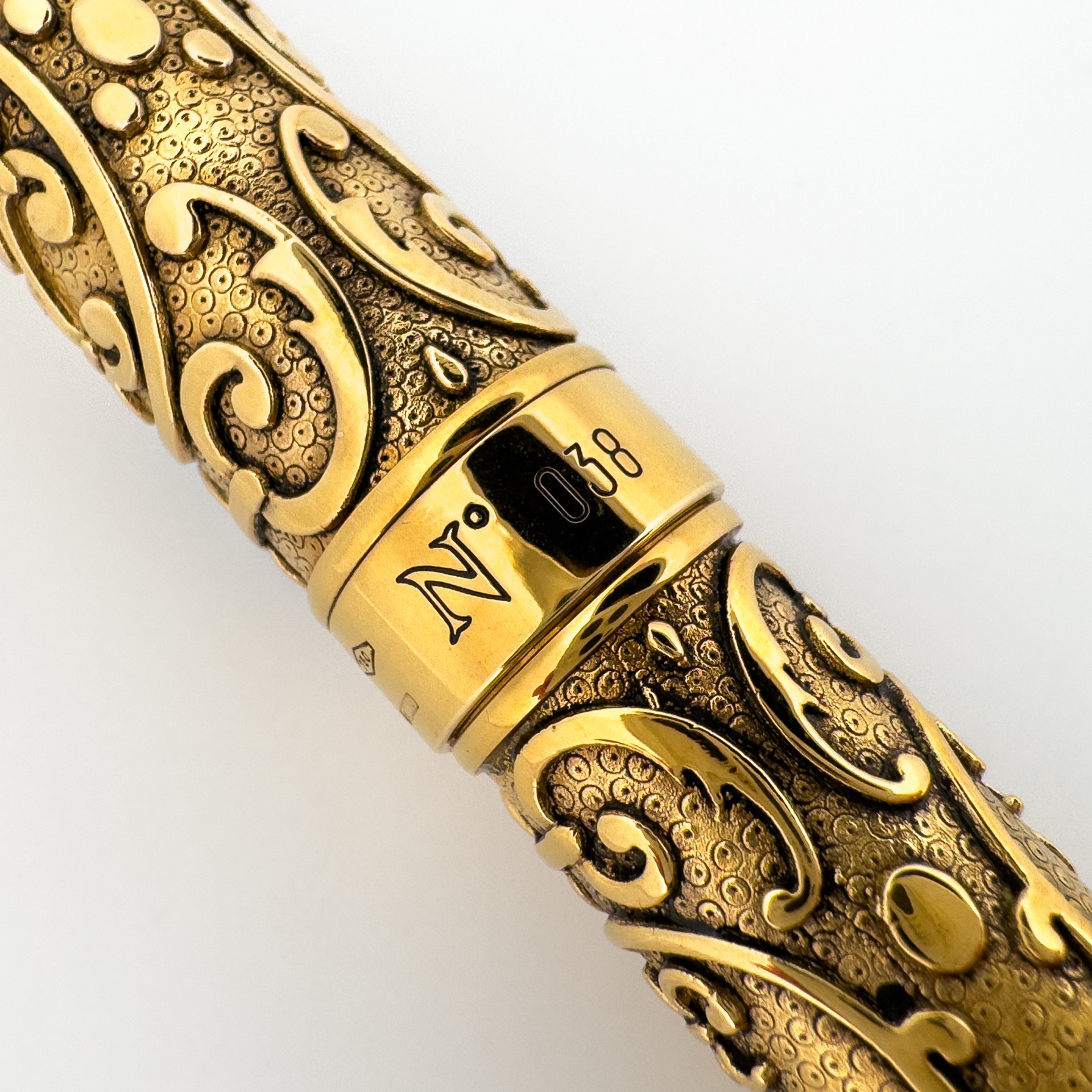 13-Aurora-Benvenuto-Cellini-Gold-Fountain-Pen-6.jpg