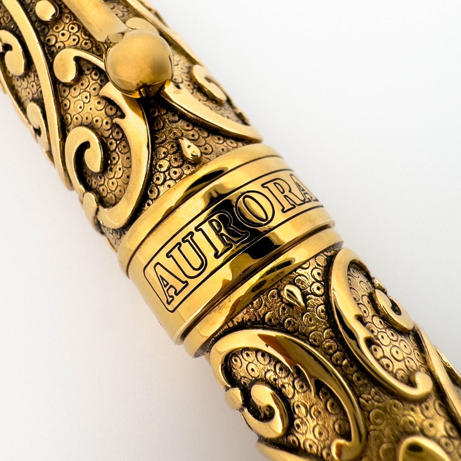 13-Aurora-Benvenuto-Cellini-Gold-Fountain-Pen-7.jpg